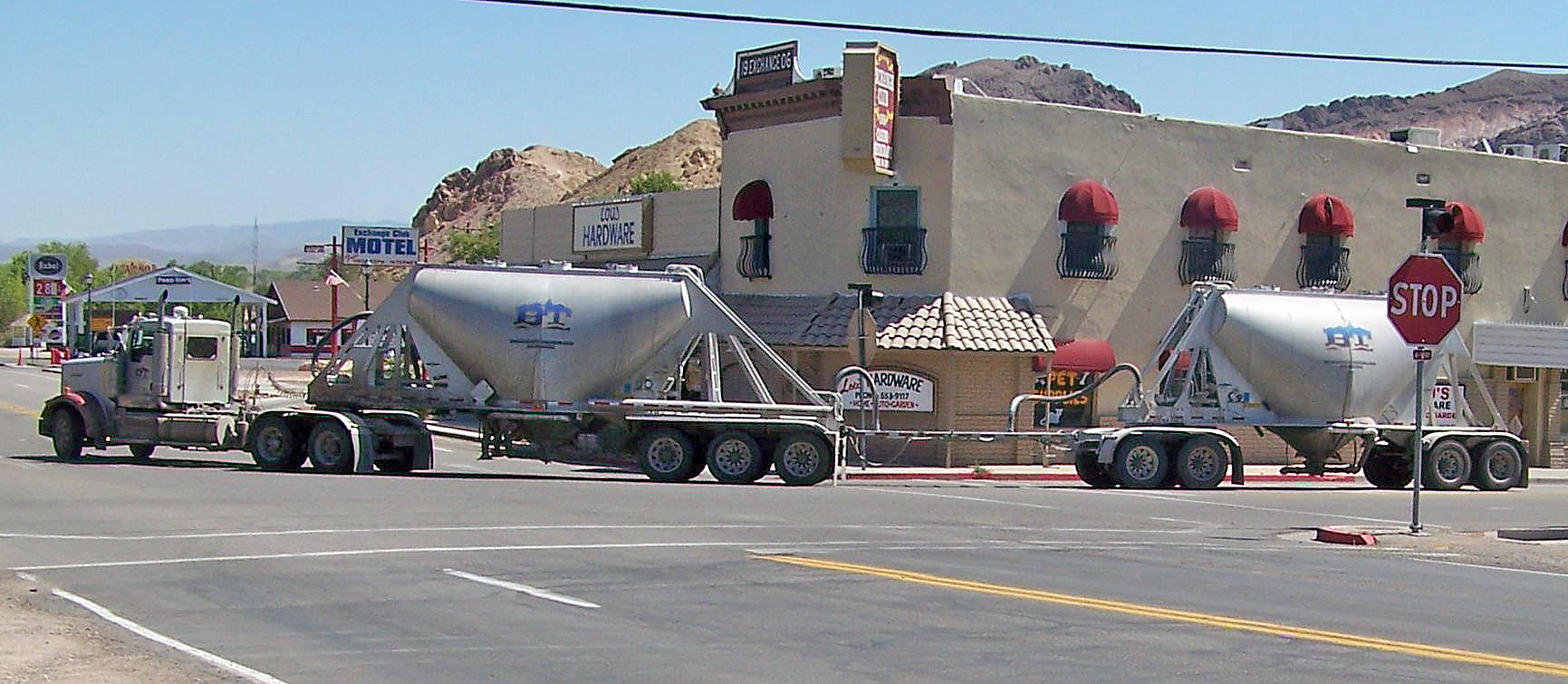 Dry_bulk_truck_of_Barney_Trucking_on_US_95